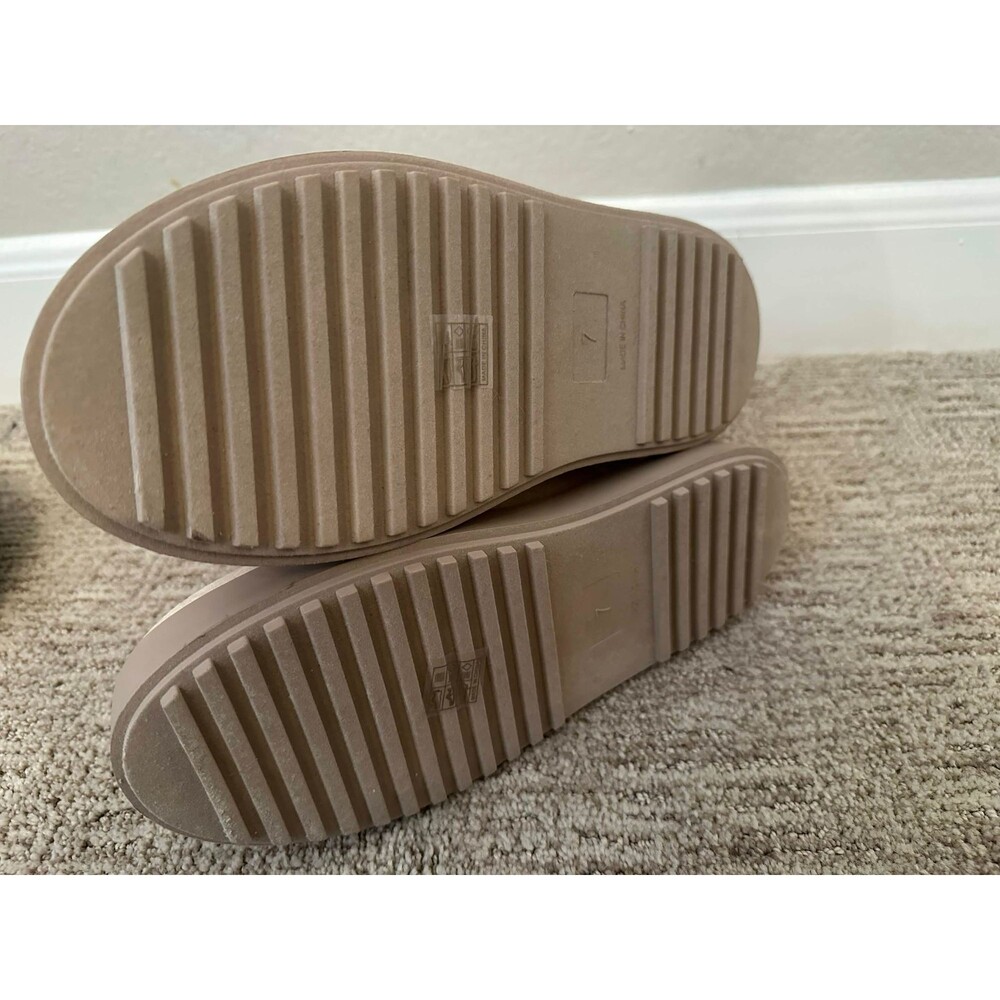 NWT PrettyLittleThing Cream Faux Fur Platform Boots Size 9 Cozy Winter Chunky - Picture 7 of 7